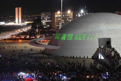 Manifestantes projetam a frase &quot;Não vai ter golpe&quot; no Museu da República