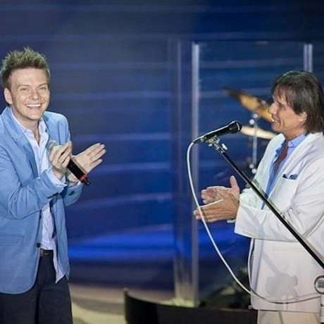 Quando criança, aos 7 anos de idade, Michel Teló subiu pela primeira vez em um palco pra cantar e homenagear seu pai com uma canção do Roberto Carlos Quando criança, aos 7 anos de idade, Michel Teló subiu pela primeira vez em um palco pra cantar e homenagear seu pai com uma canção do Roberto Carlos