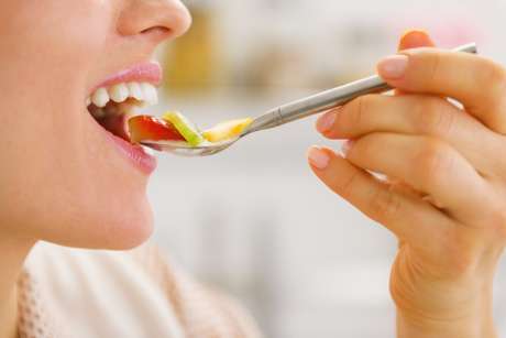 Quando comemos devagar, além de apreciamos melhor o gosto dos alimentos, estimulamos a manutenção da nossa saliva