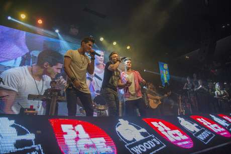 Guga W Gerchmann / Divulgação A dupla Breno e Caio César subiu ao palco e, junto com Teló, cantou Não Me Leve a Mal, que também faz parte do repertório do DVD Baile do Teló