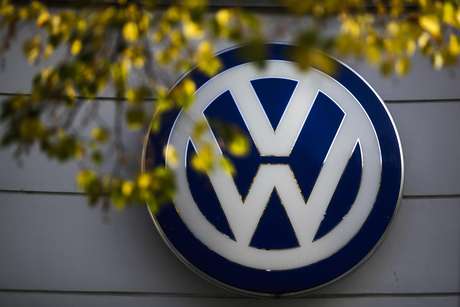 FILE - Stock Photo Badge Volkswagen in the  building of a dealer of the German automaker in  Berl & # xed;. n Volkswagen and government  regulators must submit within a month a detailed  plan for 600,000 veh & # plan xed; asses di  & # XE9;. sel comply with clean air laws  otherwise the auto face & # xed, to demand  the pr & # XF3; coming months derived from  esc & # XE1; sandalwood emissions, said a  federal judge Thursday, March 24, 2016. 