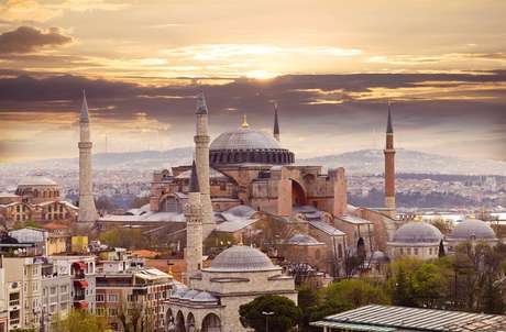 Após partida de Istambul, capitão apresentará aos hóspedes os possíveis portos e itinerários Após partida de Istambul, capitão apresentará aos hóspedes os possíveis portos e itinerários
