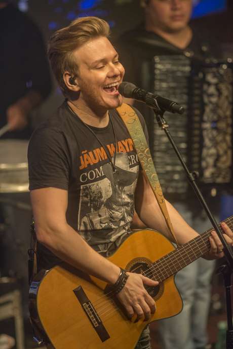 Guga W Gerchmann / Divulgação Logo no início do show, o ponto eletrônico de Michel Teló se desprendeu da orelha, lhe causando quedas inesperadas em diversos momentos do show