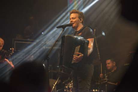 Guga W Gerchmann / Divulgação Misturando as músicas que o ajudaram a atingir o sucesso com os novos singles do álbum Baile do Teló, lançado no final do ano passado, Teló tocou, cantou e dançou