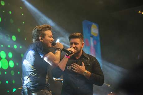 Guga W Gerchmann / Divulgação O sertanejo chamou também ao palco outro ex-participante do The VoIce Brasil, Renan, para homenagear o cantor sertanejo Cristiano Araújo, que morreu em um acidente de carro. Juntos, os dois cantaram a música Maus Bocados