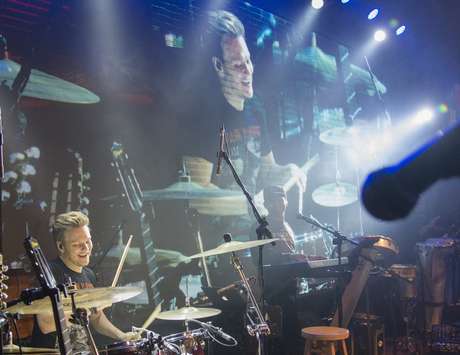 Guga W Gerchmann / Divulgação Exibindo seu lado instrumentalista, o cantor tocou violão, viola, sanfona e até bateria, atirando a baqueta para a plateia ao final de sua performance, causando tumulto para decidir quem ficaria com ela