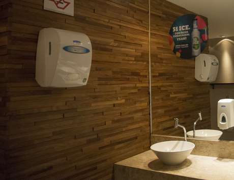 Guga W Gerchmann / Divulgação Com adesivos enfeitando até o banheiro e um comercial exibido logo antes de Michel Teló subir no palco, a 51 ICE conseguiu fixar a marca nos clientes