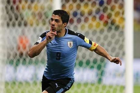El jugador de la selección de Uruguay, Luis Suárez, festeja tras anotar un gol contra Brasil en las eliminatorias mundialistas el viernes, 25 de marzo de 2016, en Recife, Brasil.