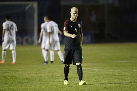 Michael Bradley, de la selección de Estados Unidos, abandona la cancha después de una derrota ante Guatemala, en la eliminatoria mundialista, el viernes 25 de marzo de 2016