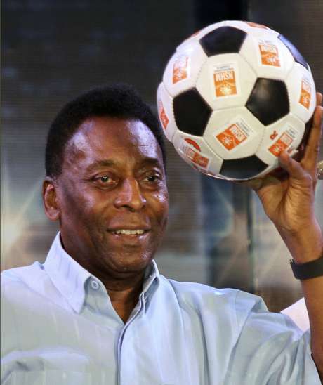 En esta imagen del 12 de octubre del 2015 se ve a Pele, una leyenda del fútbol mundial, durante un diálogo con estudiantes en Calcuta, India. Pelé demandó a Samsung ante un tribunal federal en Chicago por considerar que usó su imagen sin autorización, según se informó el 29 de marzo del 2017.