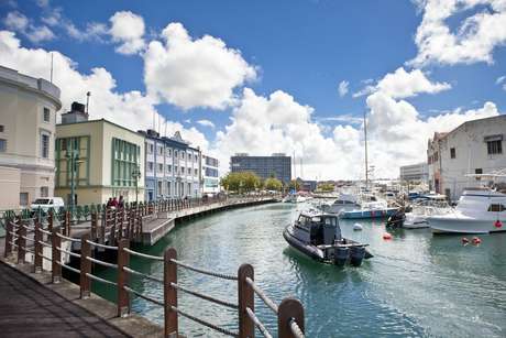 A arquitetura britânica está presente nas ruas e até mesmo na marina de Bridgetown, Barbados, uma das escalas do cruzeiro pelo Caribe Sul A arquitetura britânica está presente nas ruas e até mesmo na marina de Bridgetown, Barbados, uma das escalas do cruzeiro pelo Caribe Sul