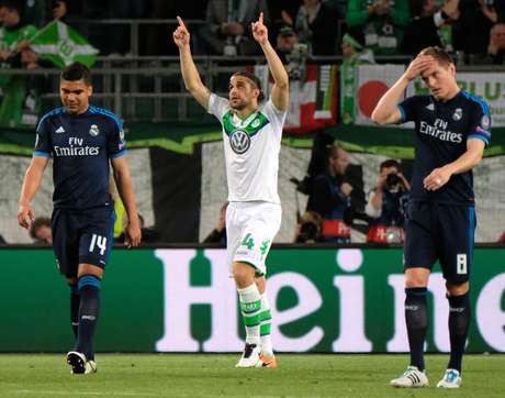 EFE Ricardo Rodríguez comemora o primeiro gol do Wolfsburg