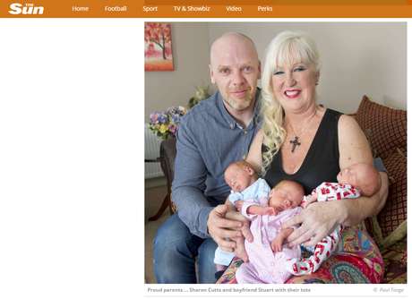 Sharon Cutts y su novio, junto a los trillizos