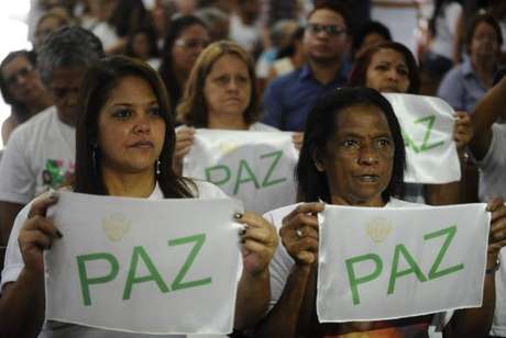 Familiares e amigos das vítimas da tragédia de Realengo prestam homenagem aos jovens que morreram no massacre, há cinco anos, na Escola Tasso da Silveira  