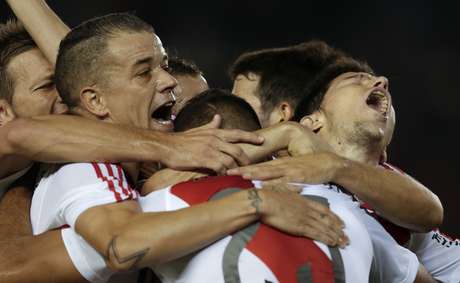 Los jugadores de River Plate festejan un gol contra The Strongest en la Copa Libertadores el miércoles, 6 de abril de 2016, en Buenos Aires.