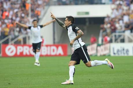 'Provocado' por Tite, Fagner celebra feito inédito e cita sonho de Seleção