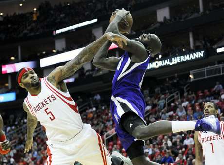 Josh Smith, de los Rockets de Houston, le comete una falta a Quincy Acy de los Kings de Sacramento durante la primera mitad
