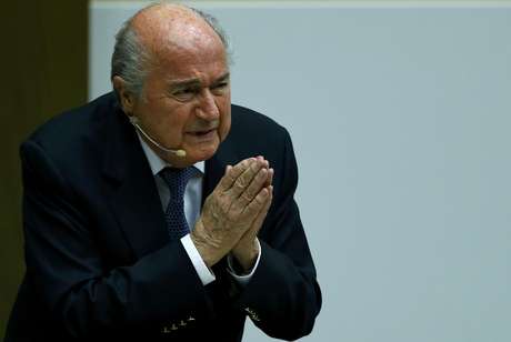 O ex-presidente da Fifa, Sepp Blatter, reage durante painel de discussão em Basileia, Suíça