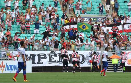 Grafite marcou o único gol da partida disputada na Arena Fonte Nova, que terminou de maneira dramática e com muitas expulsões