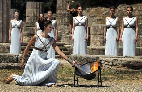  PAGANISMO: Deus Apolo é invocado no ensaio final de cerimônia da tocha olímpica na Grécia