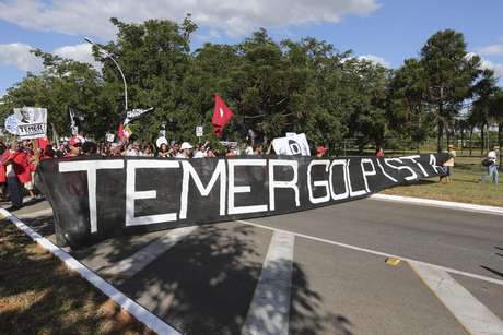 Grupo leva ao Jaburu faixa em que chama o vice-presidente de golpista 