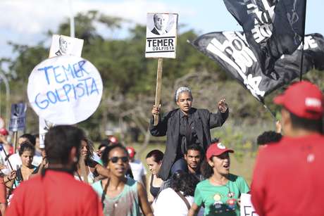 Grupo se manifestou em frente ao Jaburu