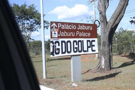 Manifestantes incluem na placa do Jaburu a frase QG do Golpe