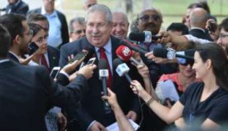 Após reunião com Michel Temer, o presidente da Central dos Sindicatos Brasileiros, Antônio Neto, fala com a imprensa