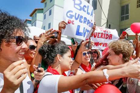 Agência Brasil A presidente Dilma Rousseff é recebida por mulheres na cerimônia de entrega de unidades habitacionais do Minha Casa, Minha Vida em Salvador