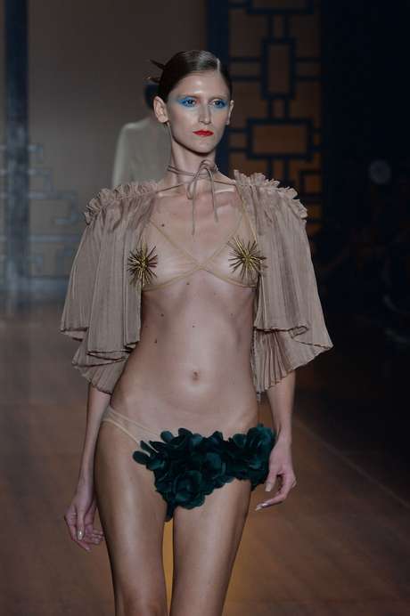 Adriana Degreas usou ouriços e conchas douradas para compor a parte de cima da sua nova coleção de moda praia Adriana Degreas usou ouriços e conchas douradas para compor a parte de cima da sua nova coleção de moda praia