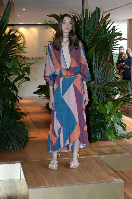 Estilista apostou em vestidos com estampas étnicas ou geométricas Estilista apostou em vestidos com estampas étnicas ou geométricas