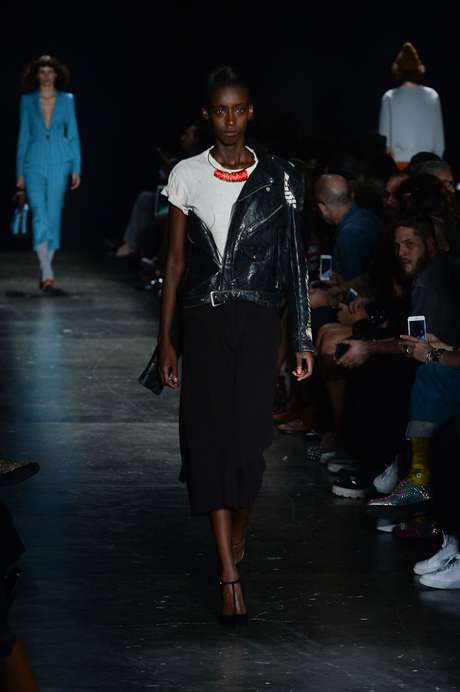 Jaqueta perfecto reciclada e pintada à mão no desfile da de Alexandre Herchcovitch para a marca À La Garçone Jaqueta perfecto reciclada e pintada à mão no desfile da de Alexandre Herchcovitch para a marca À La Garçone