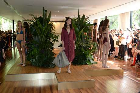 A ViX, de Paula Hermanny, vai além dos maiôs e biquínis e mostra peças da coleção resort, como esse vestido desfilado por Bruna Tenório A ViX, de Paula Hermanny, vai além dos maiôs e biquínis e mostra peças da coleção resort, como esse vestido desfilado por Bruna Tenório