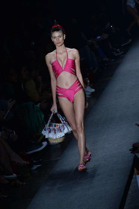 Tiras, tiras e mais tiras no look de Amir Slama, tanto na hot pants quanto no top. Para usar na praia ou na piscina, protetor e mais protetor para não manchar. Tiras, tiras e mais tiras no look de Amir Slama, tanto na hot pants quanto no top. Para usar na praia ou na piscina, protetor e mais protetor para não manchar.