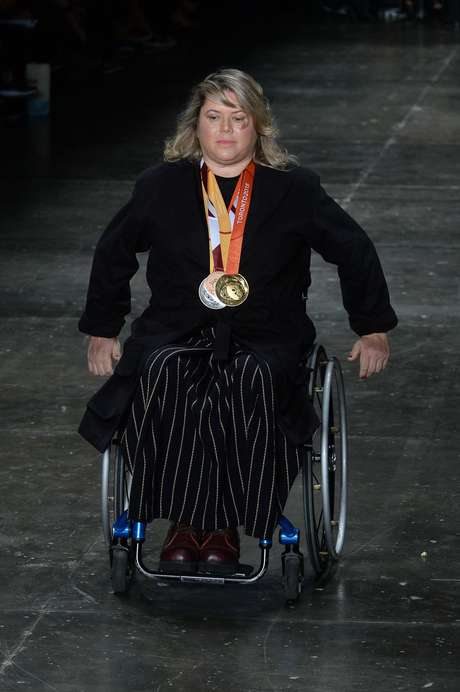 Elizabeth Rodrigues Gomes tem esclerose múltipla e estreou na passarela exibindo suas medalhas Elizabeth Rodrigues Gomes tem esclerose múltipla e estreou na passarela exibindo suas medalhas