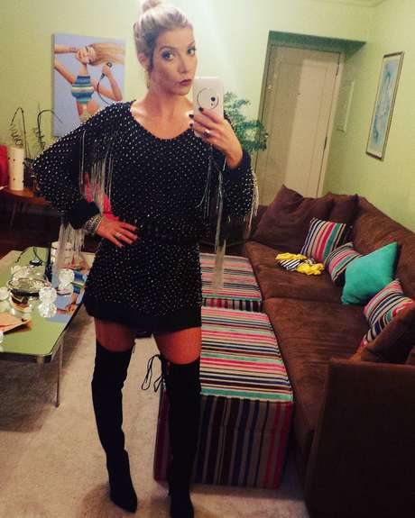 Cantora usou um vestido preto e curto para assistir ao desfile de Helo Rocha Cantora usou um vestido preto e curto para assistir ao desfile de Helo Rocha
