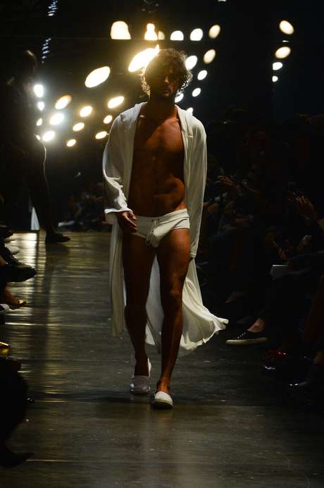 Marlon Teixeira abriu o desfile de Murilo Lomas com sunga e roupão branco