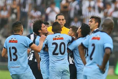 Un altercado entre Gabriel Costa y Edwin Retamoso inició la mala tarde de Alianza Lima.