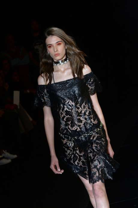 Vestido de renda resinada da Ellus para as meninas que não largam o estilo rocker Vestido de renda resinada da Ellus para as meninas que não largam o estilo rocker