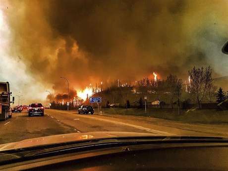 Imágenes del gigantesco incendio que asola Canada 635980365397965745w