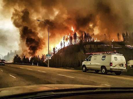 Imágenes del gigantesco incendio que asola Canada 635980365402489745w