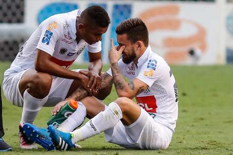 Lucas Lima sentiu les&atilde;o e, aos prantos, foi substitu&iacute;do ainda no primeiro tempo