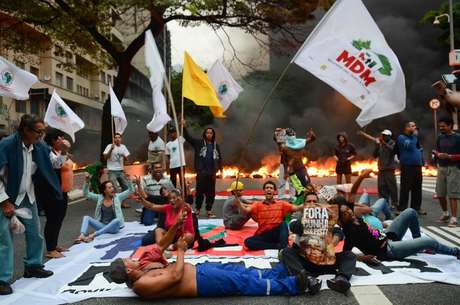 Manifestantes atearam fogo a pneus em ato contra o impeachment ao lado da praça da Bandeira 