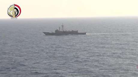 Navio da Marinha do Egito durante operações de busca ao voo da Egyptair no Mediterrâneo