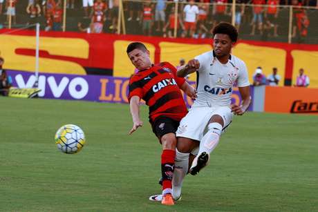 Tite barra André, e Cristian vai para vaga de Elias no meio