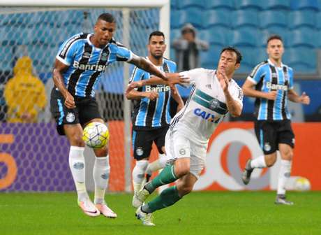 Com Everton fazendo a diferença, gremistas vencem Coritiba por 2 a 0 e, beneficiado pelo tropeço do Santa Cruz, assume a ponta - com o rival Internacional em seus calcanhares 