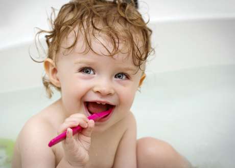 Roman Sorkin / Shutterstock A negligencia com os dentes de leite pode causar, a curto prazo, danos mais sérios como a cárie dentária, dor e até perda do dente de leite que, a longo prazo, poderá resultar em má oclusões, perda de função, estética, alteração na fala da criança e impacto na qualidade de vida da dela