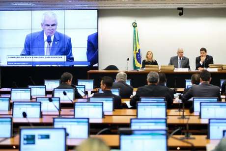 Depois de quase cinco horas de debates, o colegiado adiou para quinta-feira a decisão sobre o pedido de cassação do mandato do presidente afastado da Câmara dos Deputados Eduardo Cunha