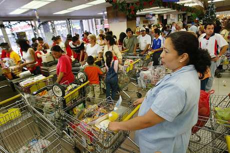 Carne, frango, queijos e até ovos se transformaram em produtos de luxo para muitas famílias que, com um salário básico de 15.051 bolívares (US$ 1.505 na taxa mais baixa do mercado oficial e US$ 27 na mais alta)