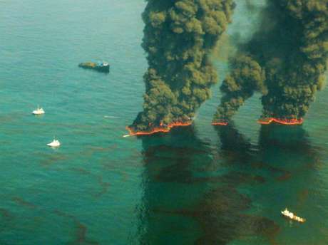 El mar ardiendo, en una quema controlada de un vertido de petróleo al mar en el Golfo de México, EEUU